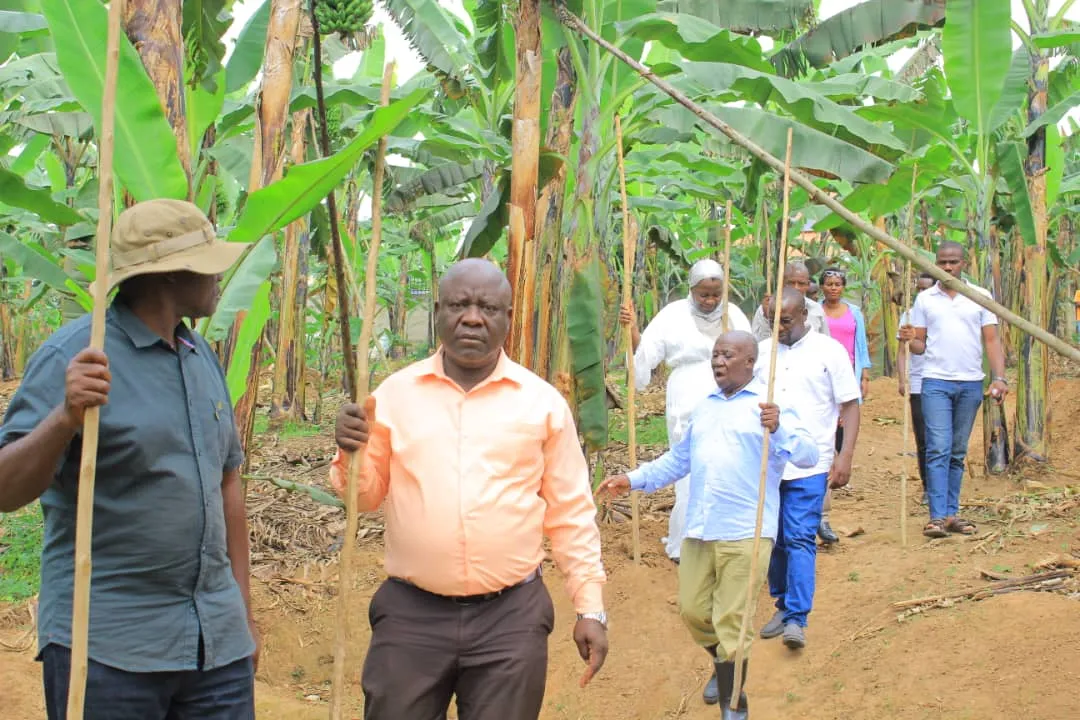 Visiteurs VIP à la ferme biologique Dynagric, Ouganda