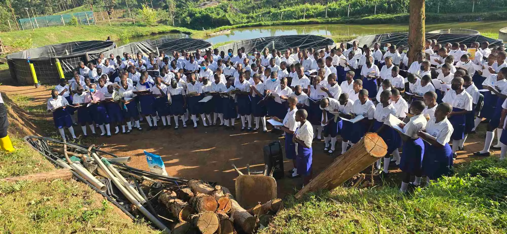 Vue matinale de la ferme Dynagric visitee par des etudiants
